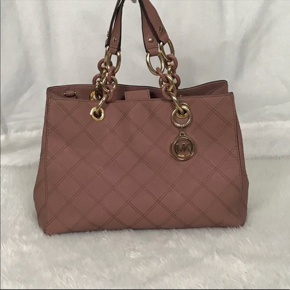 Michael Kors Handbags - 💥Michael Kors Cynthia dusty rose quilted leather